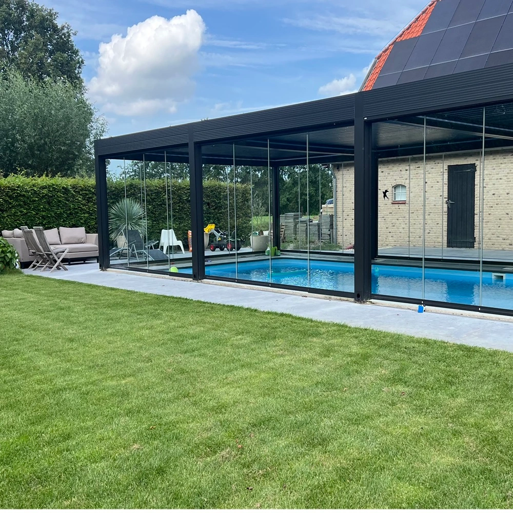 Glisse glazenschuifwand met zwembad in ruime tuin