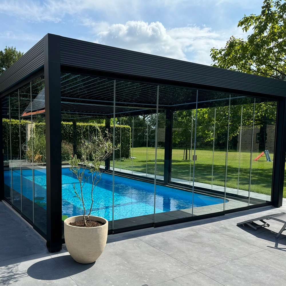 Glisse glazenschuifwand om zwembad met zwarte aluminium profielen