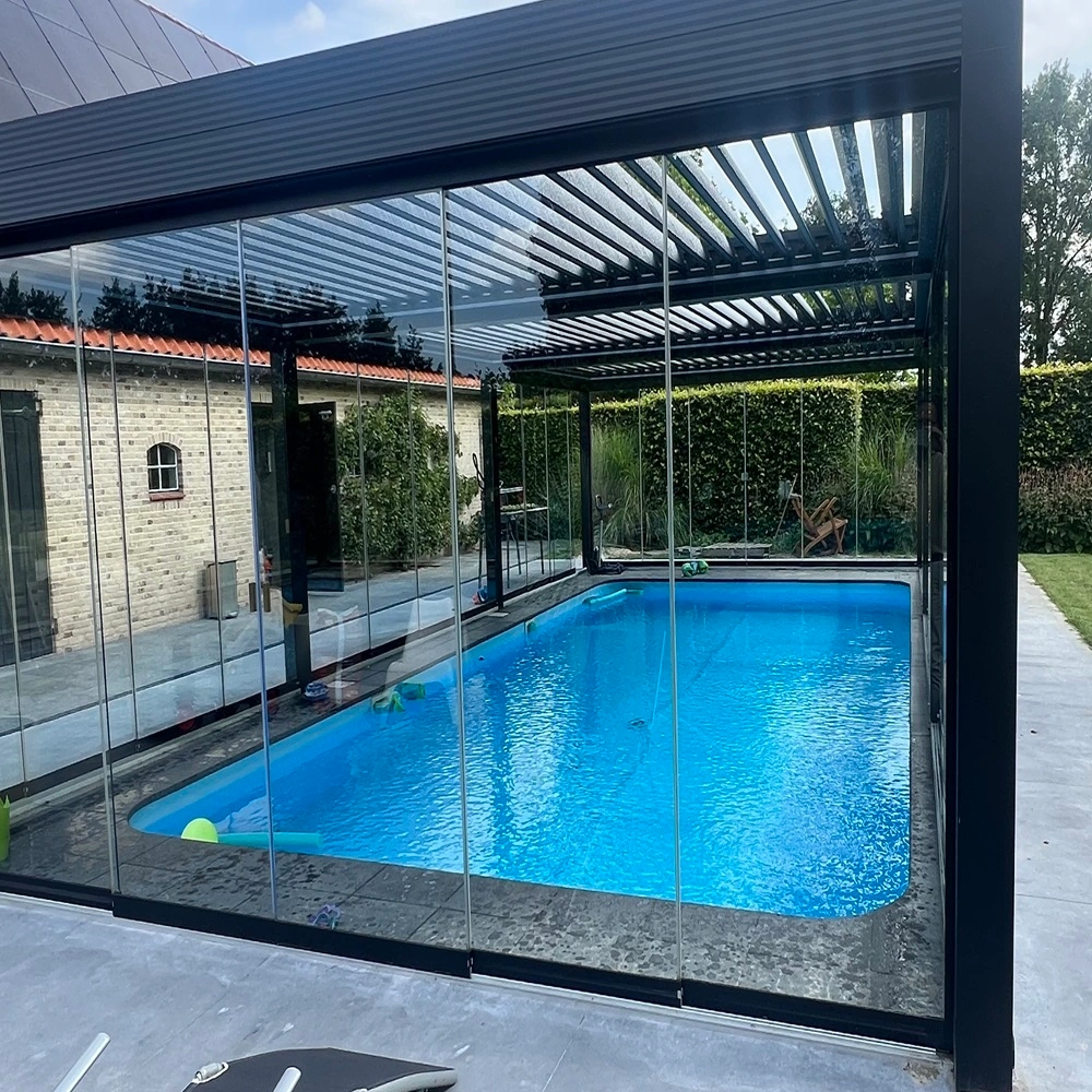 Glisse glazenschuifwand rondom zwembad met met overkapping