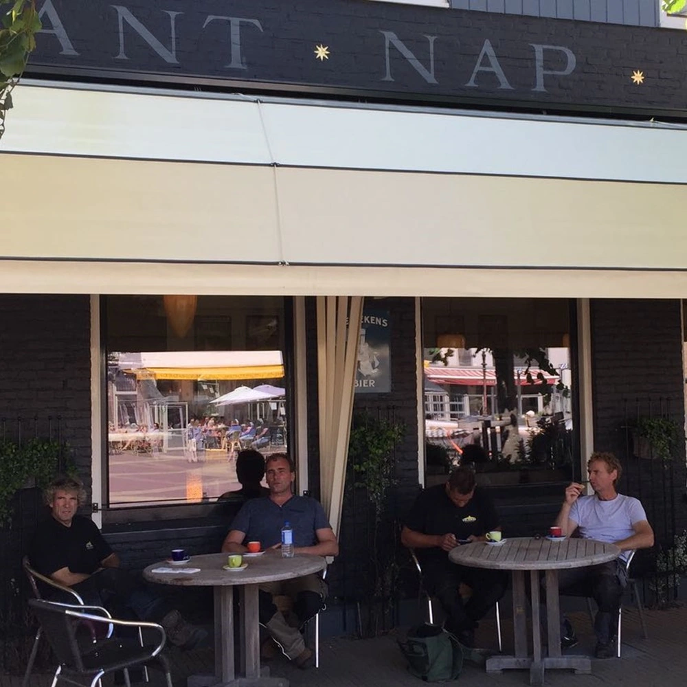 Horeca markies in geel boven een terras van cafe-restaurant Nap
