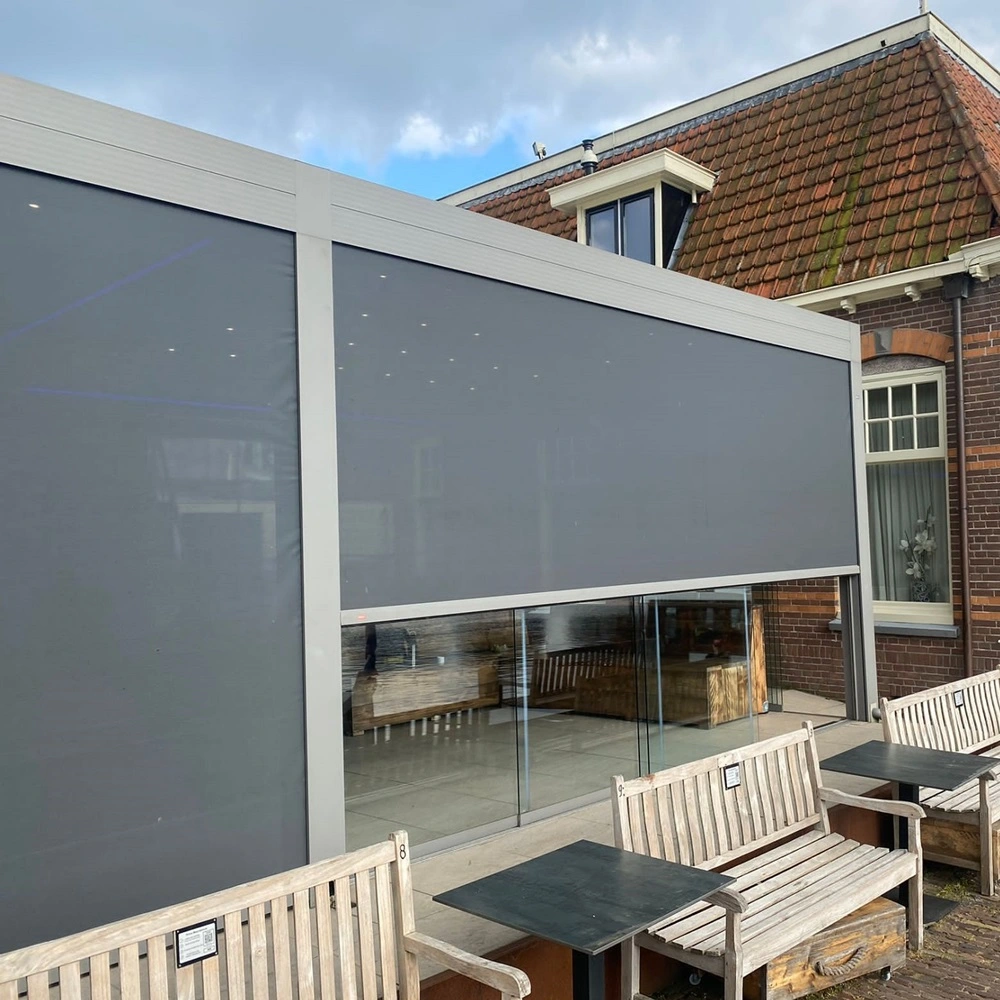 Horeca terras met overkapping, houten zitbank en uitzicht op rivier