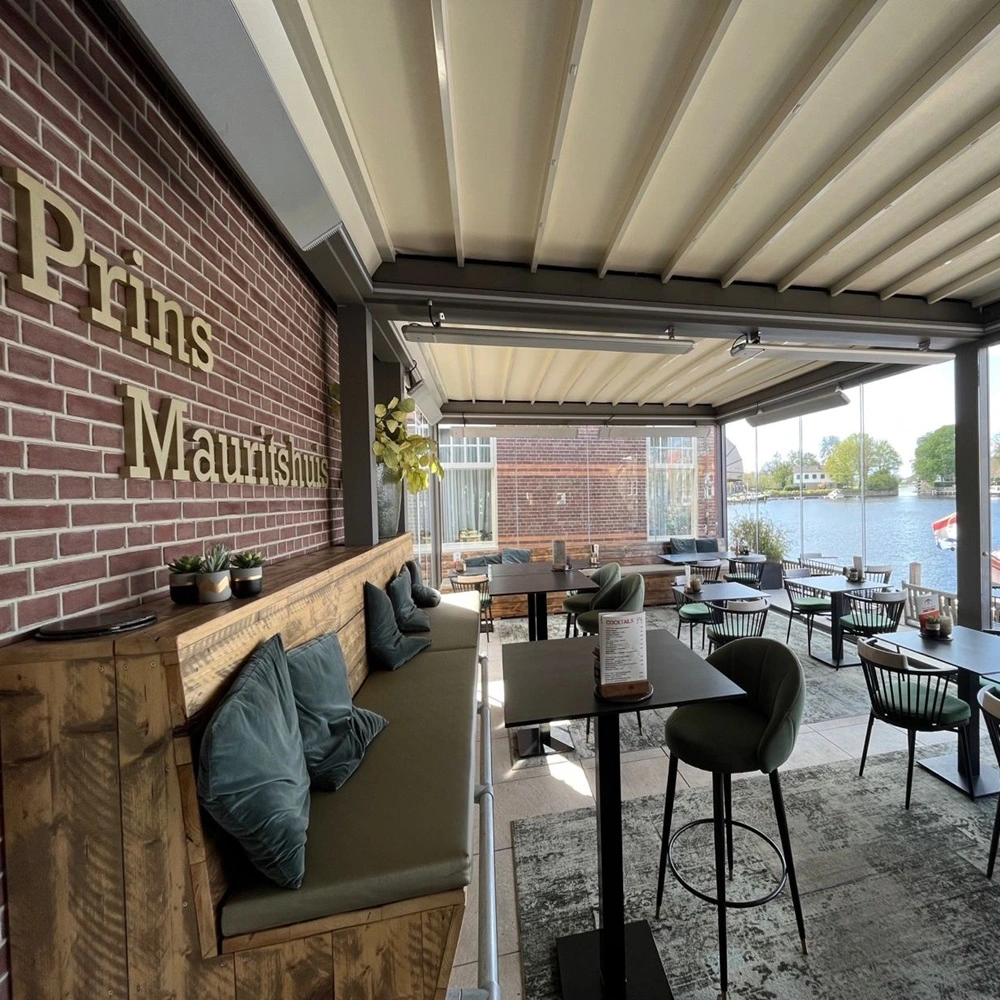 Horeca terrasoverkapping met uitzicht op water en stoelen onder glazen dak Horeca terrasoverkapping met uitzicht op water en stoelen onder glazen dak