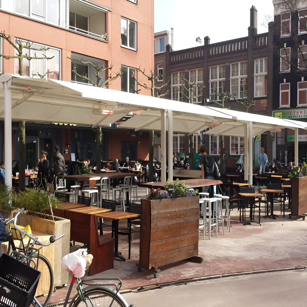 Horecaterras met zon en regenwering en houten tafels