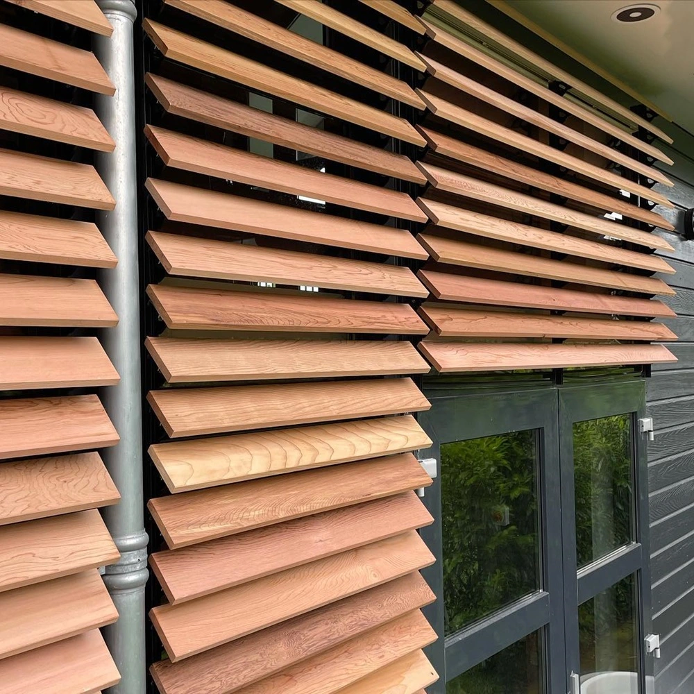 Houten lamellenwand tegen glazen schuifdeur in overdekte buitenruimte