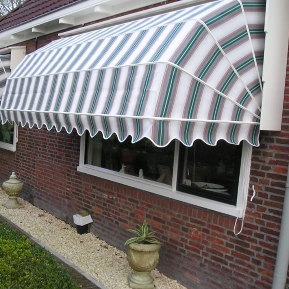 Houten markies in groen-witte strepen boven een venster op een bakstenen muur