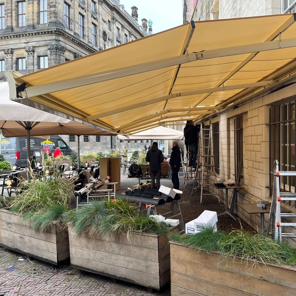 Installatie Casa Sunrain zonwering aan gevel Amsterdam