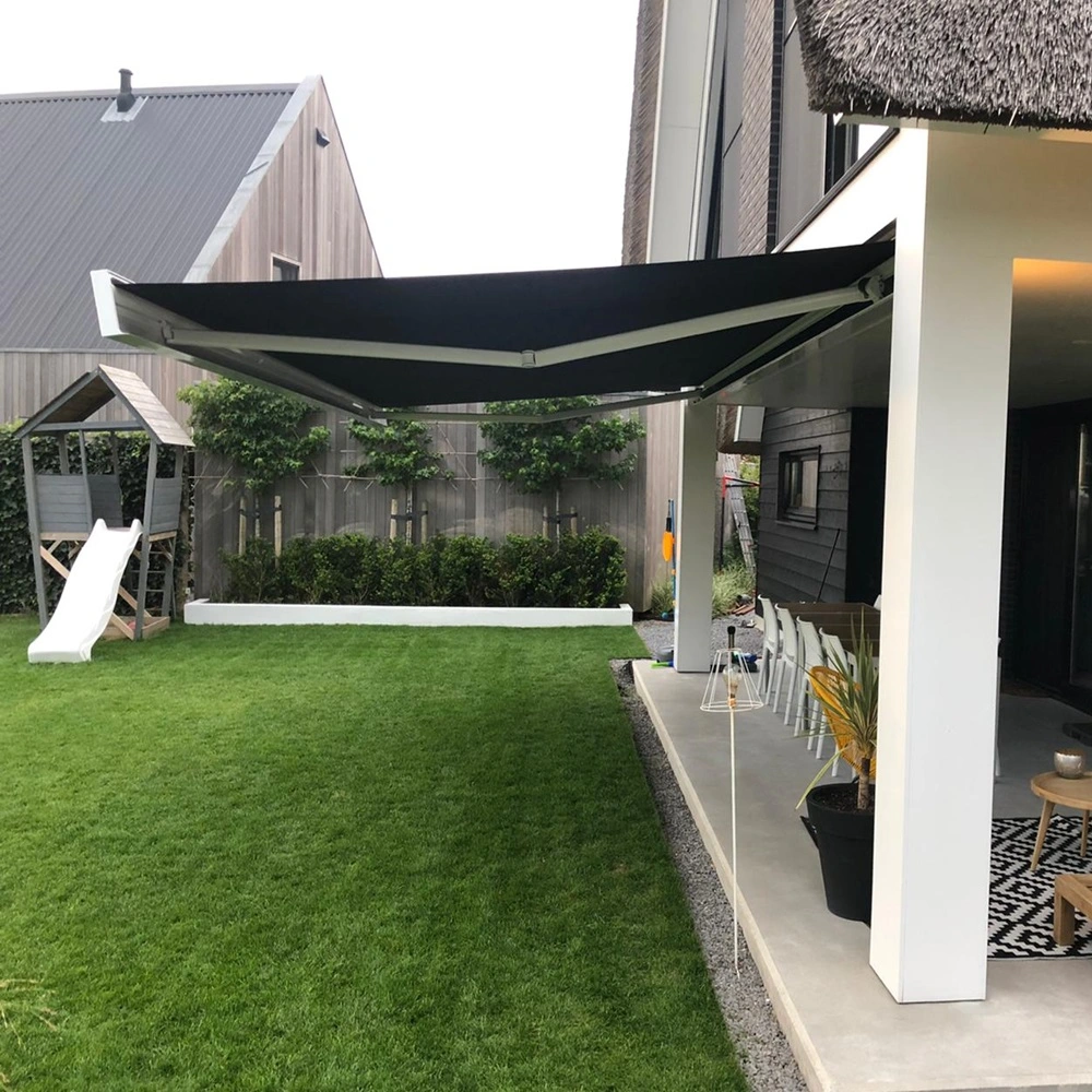 Kubata zonnescherm boven terras met houten meubels en groen gazon in achtertuin