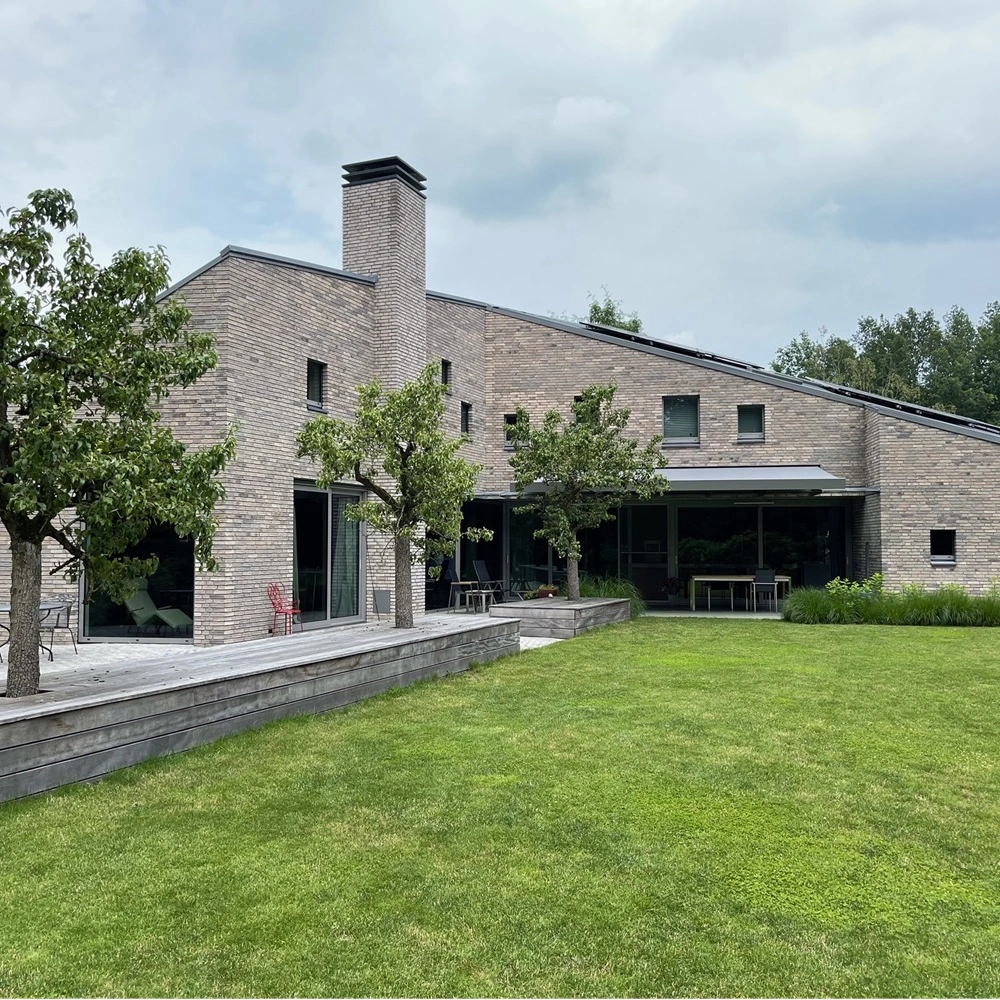 Kubata zonnescherm overdekt terras in groene omgeving