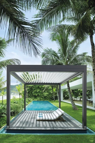 Lamellen overkapping Twist bij een luxe zwembad in tropische tuin Lamellen overkapping Twist bij een luxe zwembad in tropische tuin