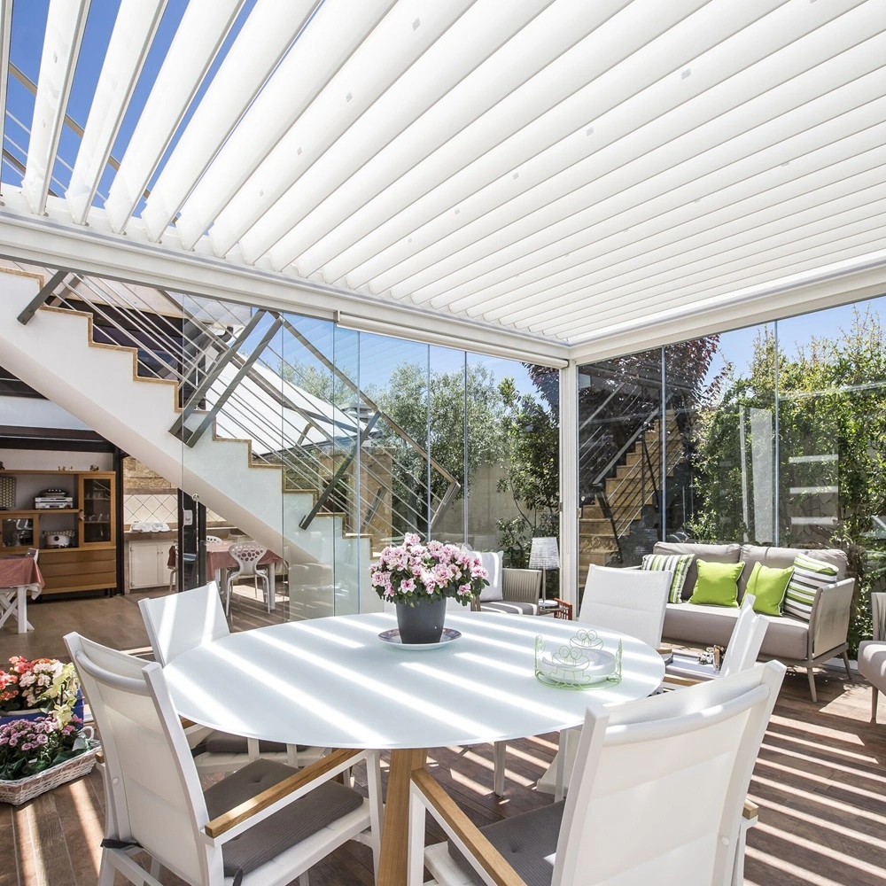 Lamellen overkapping Twist met glazen schuifwanden en binnentuin
