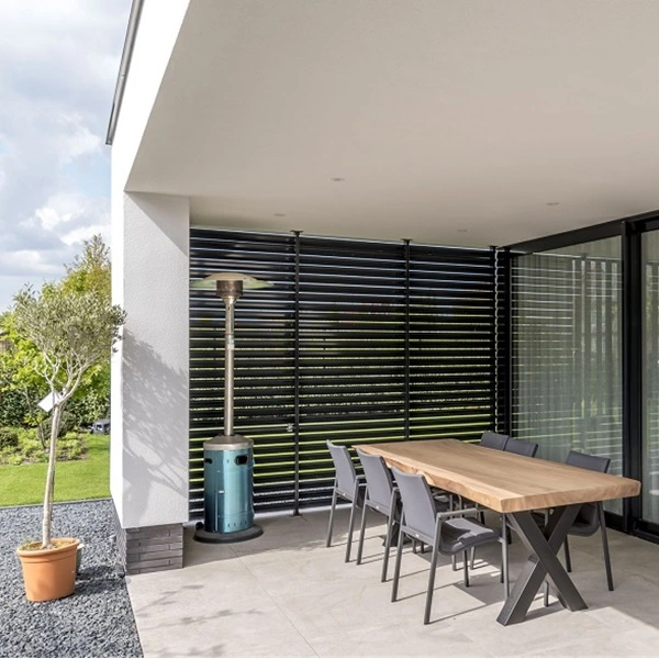 Lamellenwand bij overdekt terras met houten eettafel en terrasverwarmer