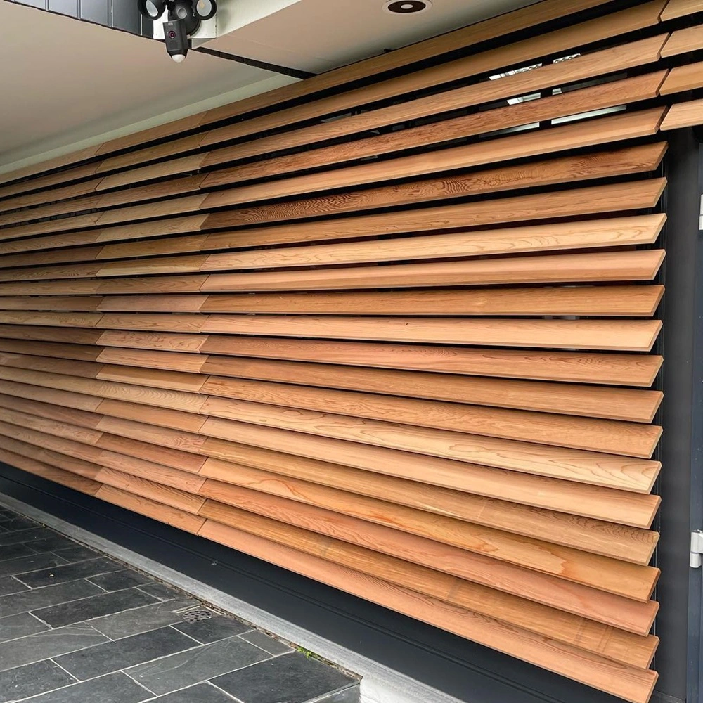 Lamellenwand van hout bij overdekt terras, close-up