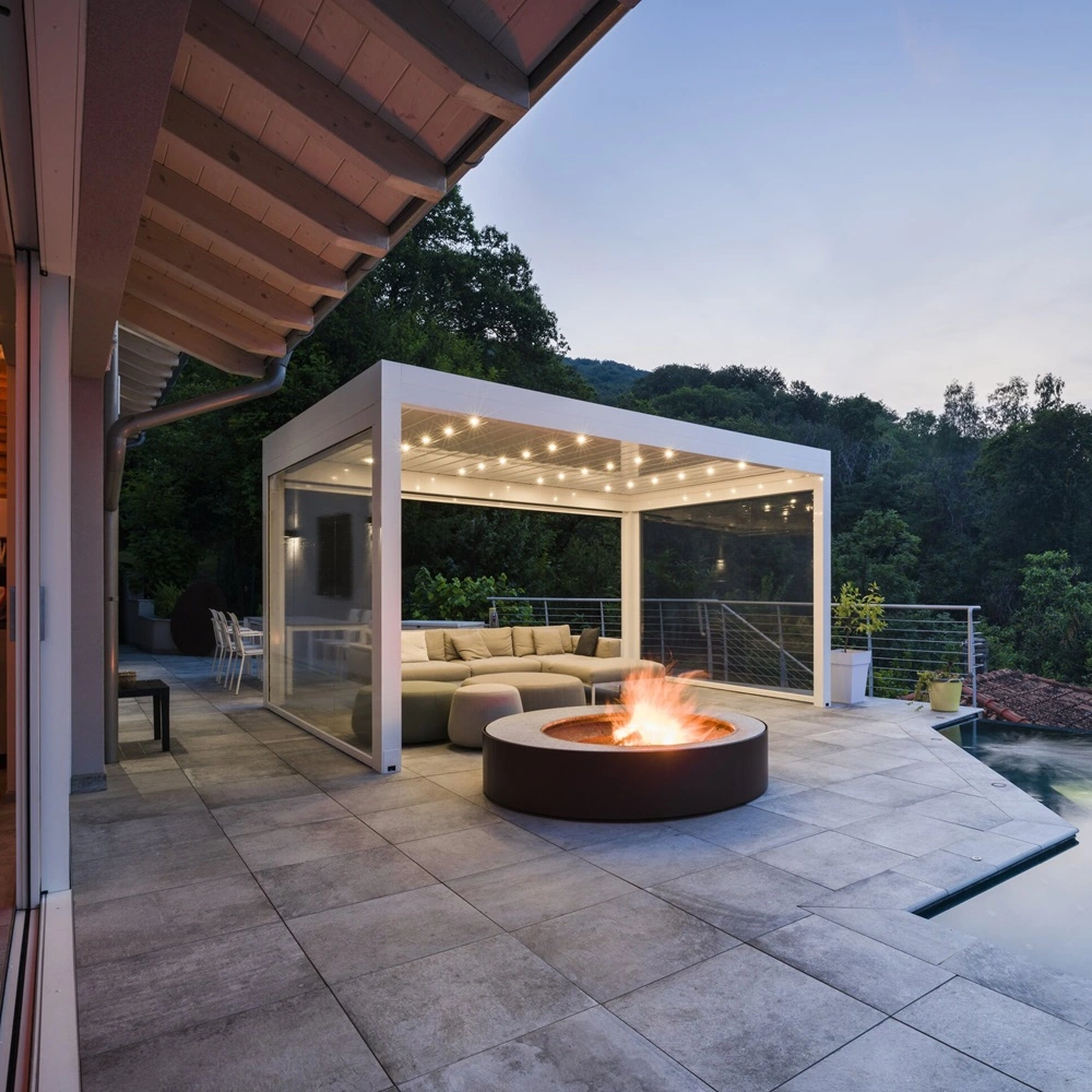 Led spots in overkapping met vuurkorf en infinity pool bij avondschemering