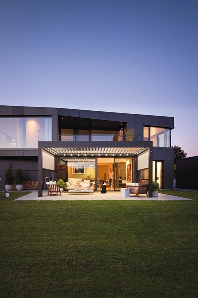 Led spots in terrasoverkapping met open lamellen bij woning in de avond Led spots in terrasoverkapping met open lamellen bij woning in de avond