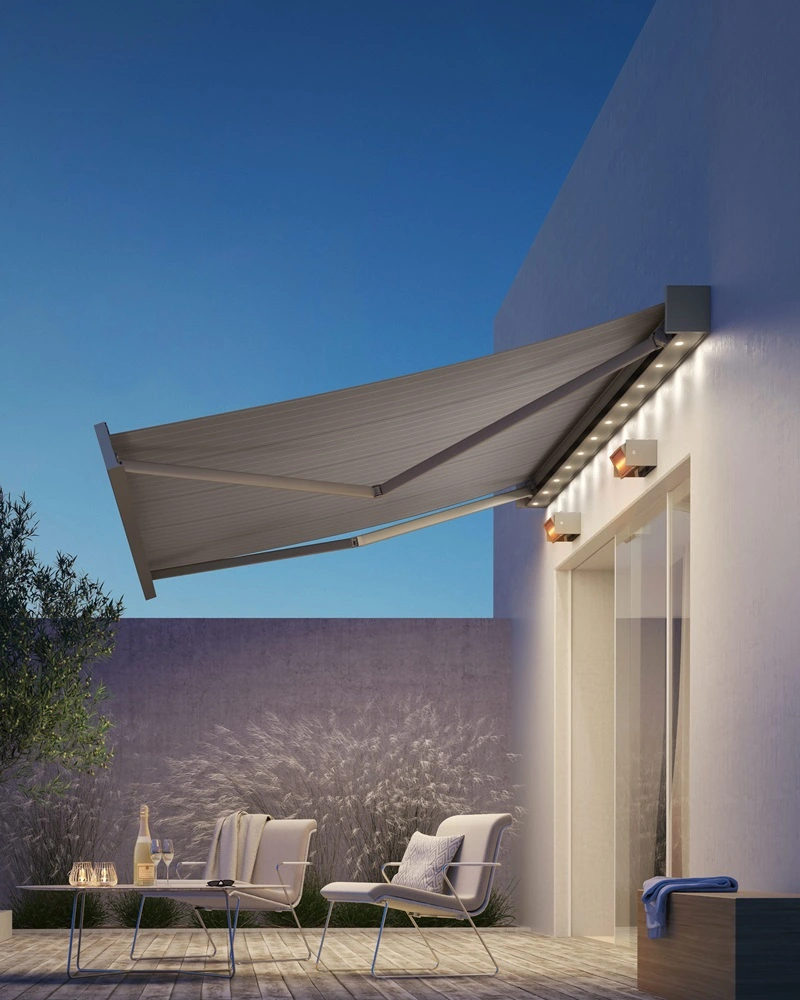 Lichtlijsten bij zonnescherm boven terras met zitmeubels bij avond