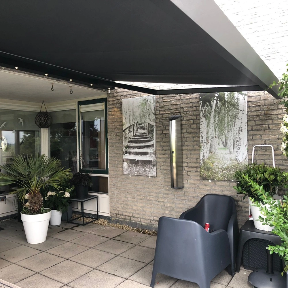 Lichtlijsten onder zonnescherm boven terras met stoelen en planten