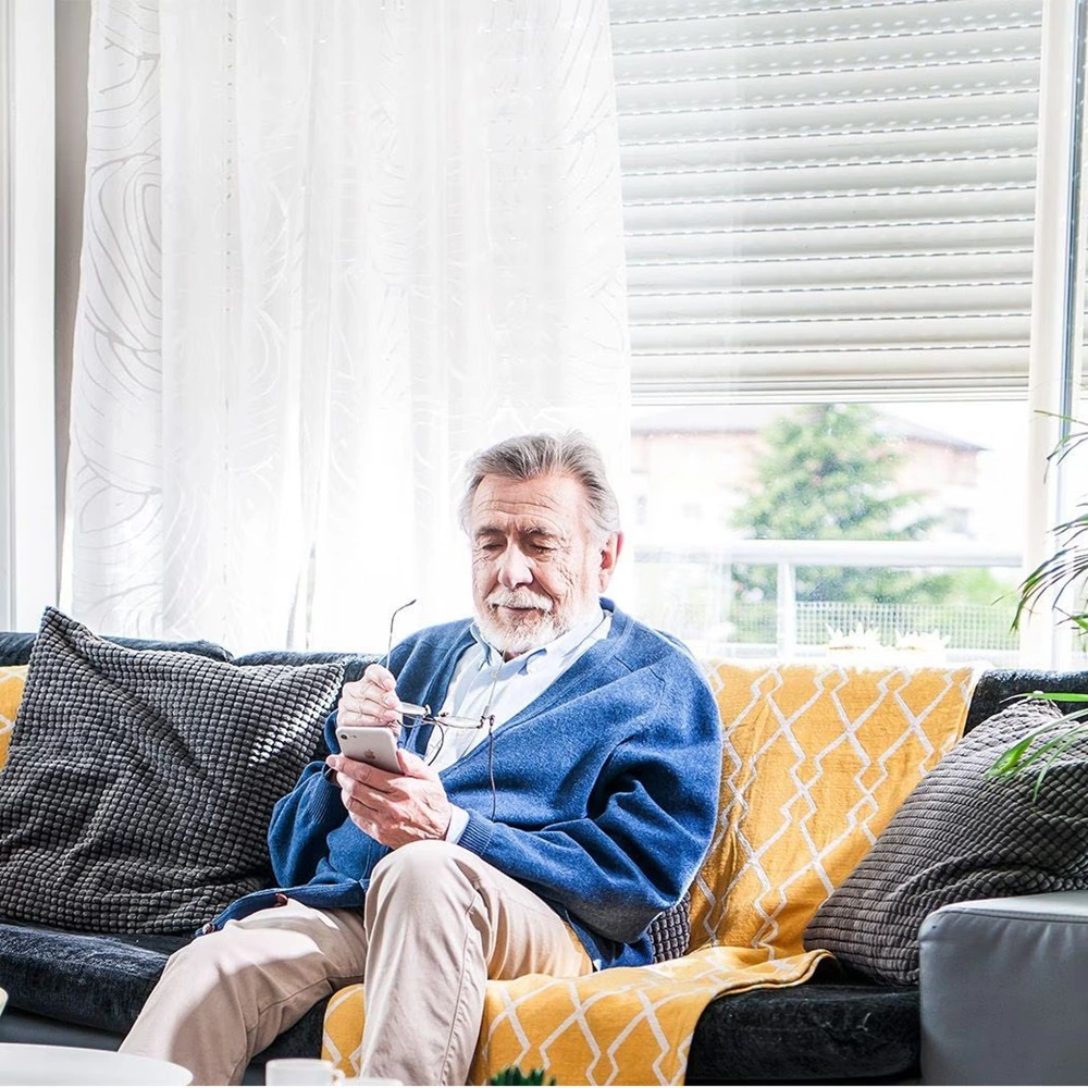 Man zit in woonkamer met gesloten elektrische rolluiken