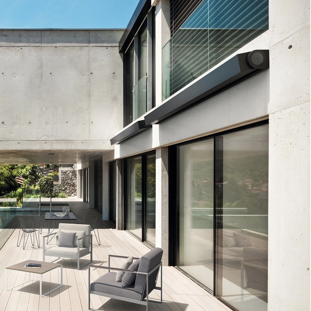 Nodo knikarmscherm ingeklapt op balkon met zithoek