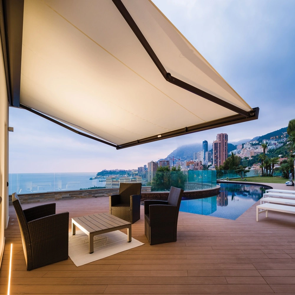 Nodo knikarmscherm met uitzicht op stad en zee vanaf luxe zwembadterras