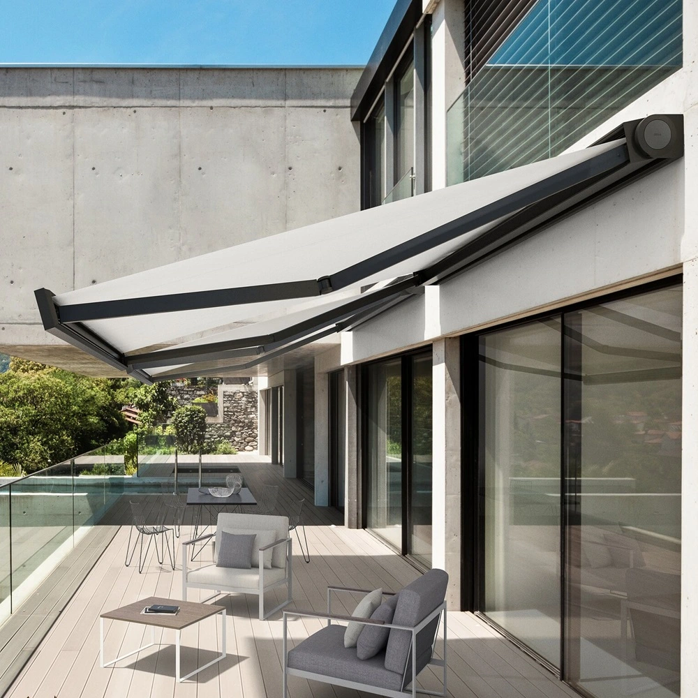 Nodo knikarmscherm op balkon met zithoek en glazen balustrade