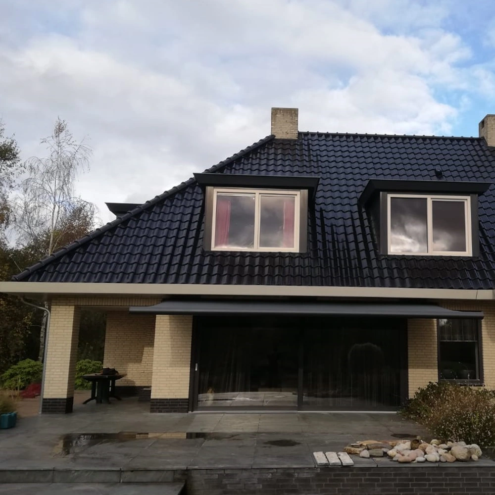 Opal zonnescherm uitgeklapt boven groot terras bij vrijstaand huis