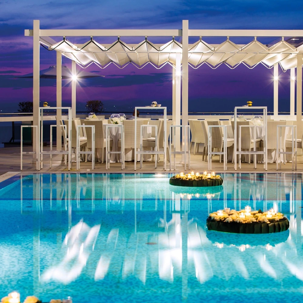 Overkapping Isola Fly bij zwembad met verlichte zitplaatsen