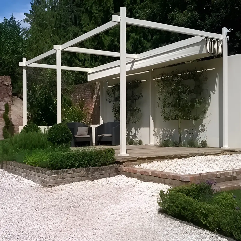 Overkapping Isola Fly in tuin met stenen muur en zithoek