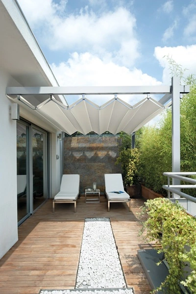 Overkapping Isola Fly met ligstoelen en houten terras Overkapping Isola Fly met ligstoelen en houten terras