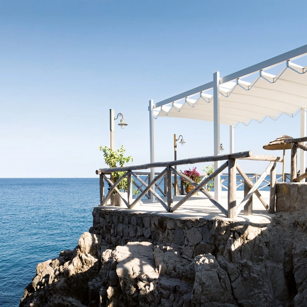 Overkapping Isola Fly op klif met uitzicht op zee