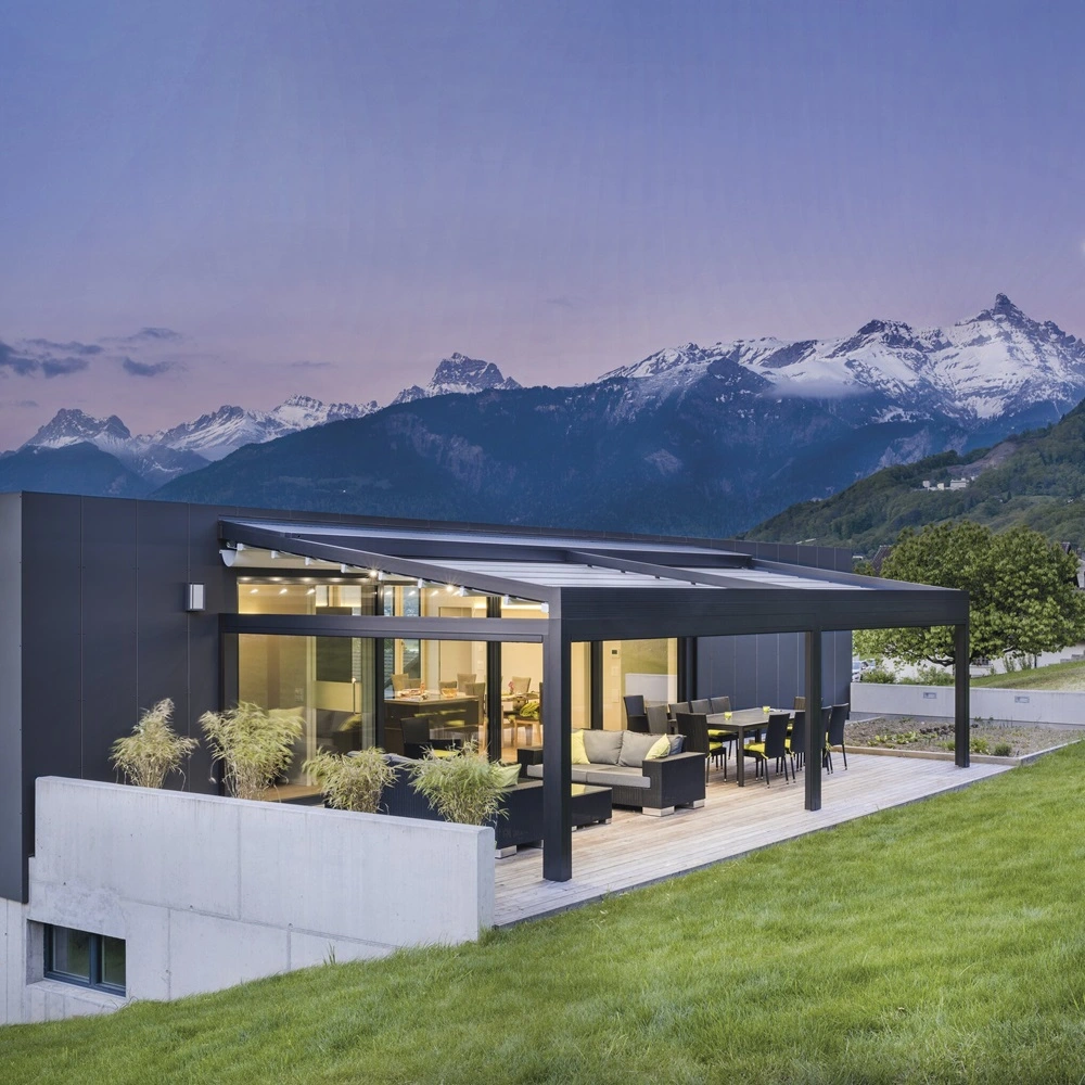 Overkapping Quadro bij woning in de bergen bij zonsondergang
