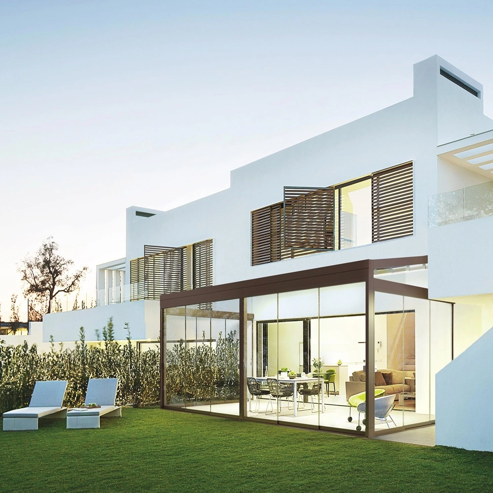 Overkapping Quadro met glazen wanden aan moderne woning in tuin