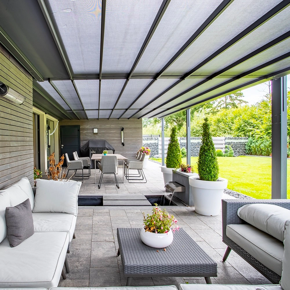 Overkapping Sunrain Q met grijs doek en terrasmeubilair