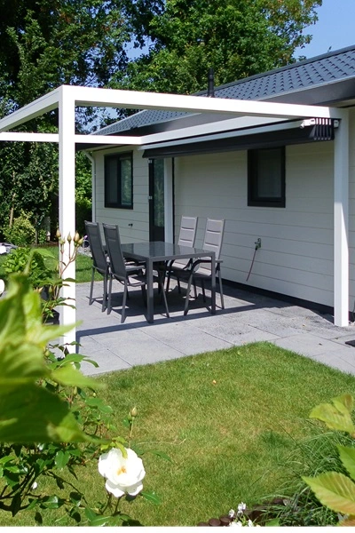 Overkapping Sunrain Q met witte frame en terras bij tuin Overkapping Sunrain Q met witte frame en terras bij tuin