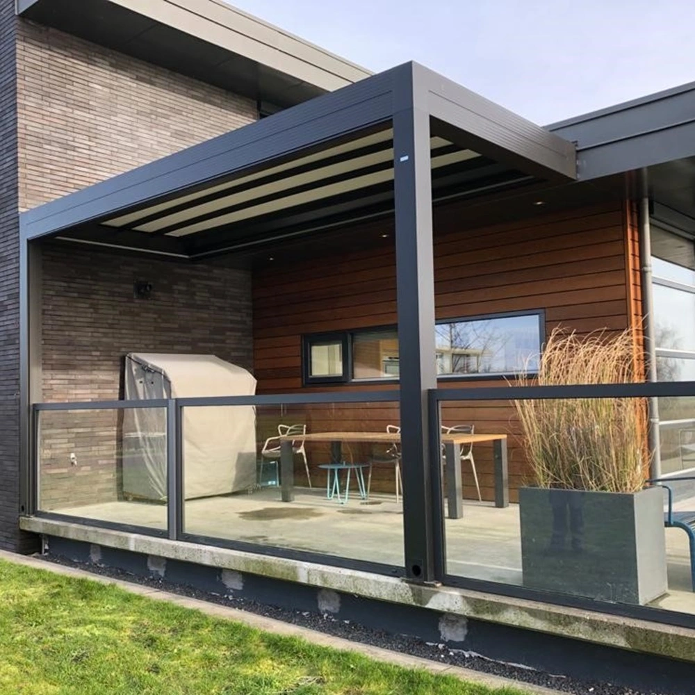 Overkapping Zenit met glazen wanden op terras van huis