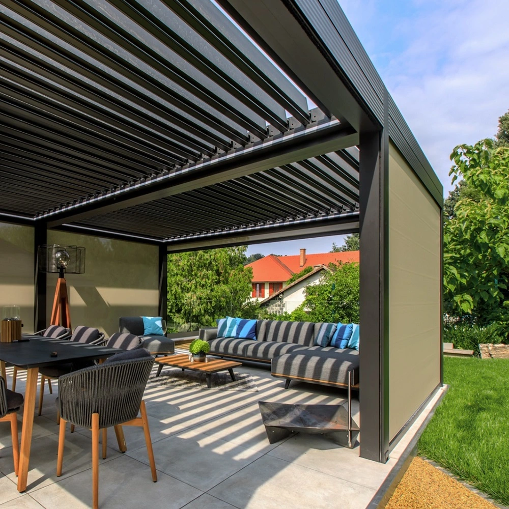 Overkapping met lamellen en zithoek in tuin