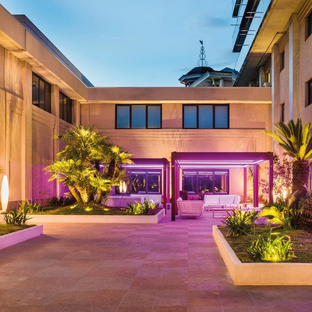 RGB led-verlichting bij lounge met palmbomen