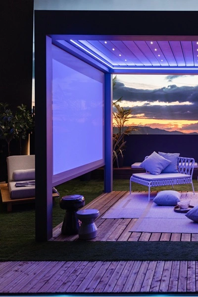 RGB led-verlichting in luxe terrasoverkapping RGB led-verlichting in luxe terrasoverkapping