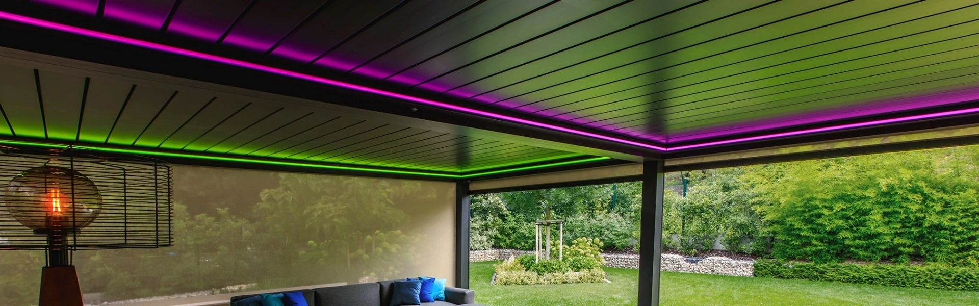 RGB led-verlichting in overkapping met uitzicht op tuin