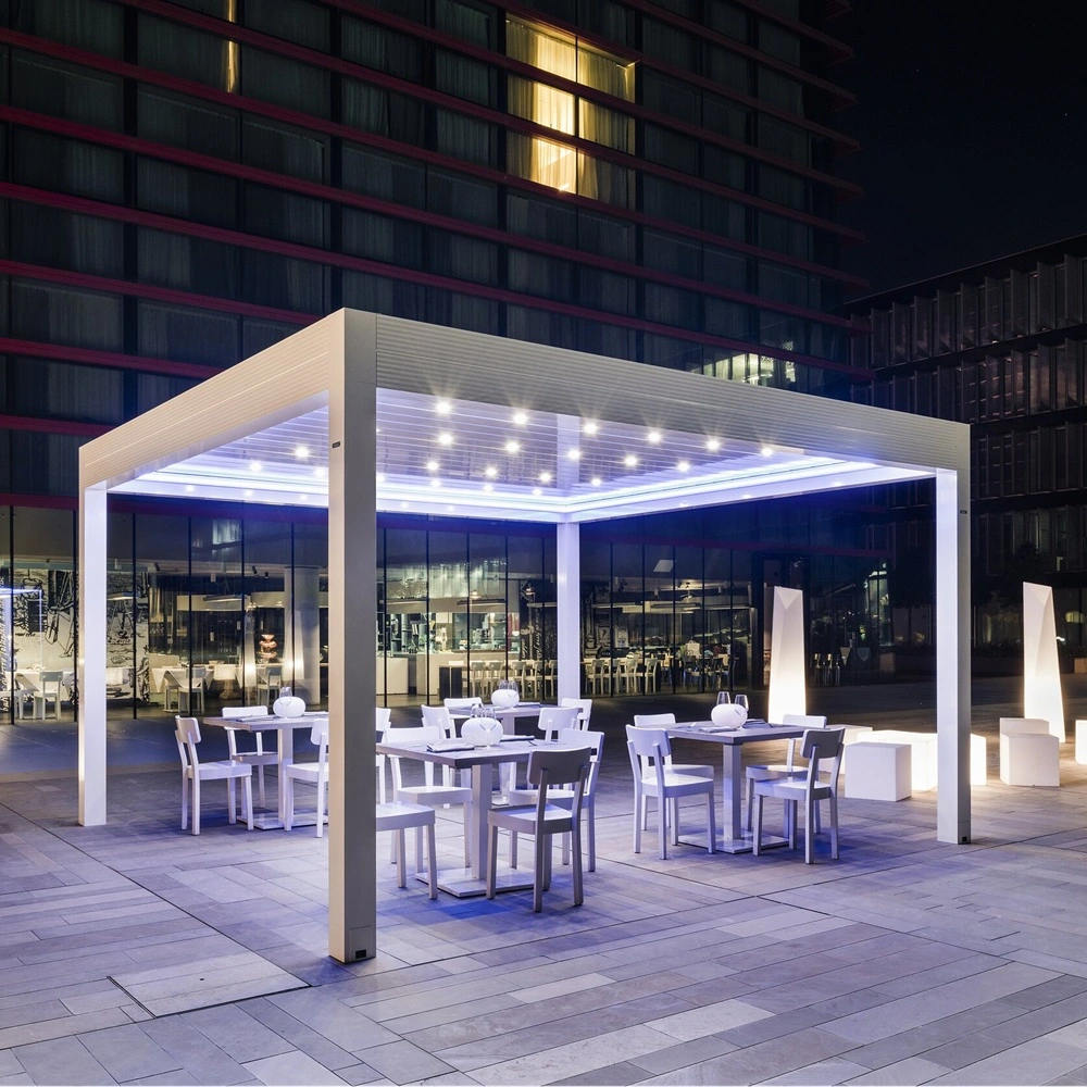 RGB led-verlichting over terras bij gebouw