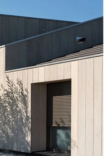 Rolluik op een houten gevel van een woning Rolluik op een houten gevel van een woning