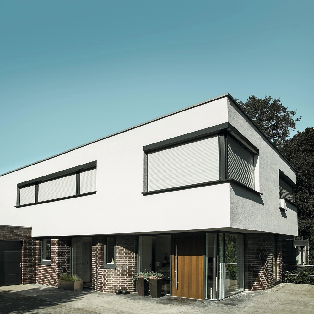 Rolluik op een wit en bakstenen huis, horizontaal gemonteerd voor ramen