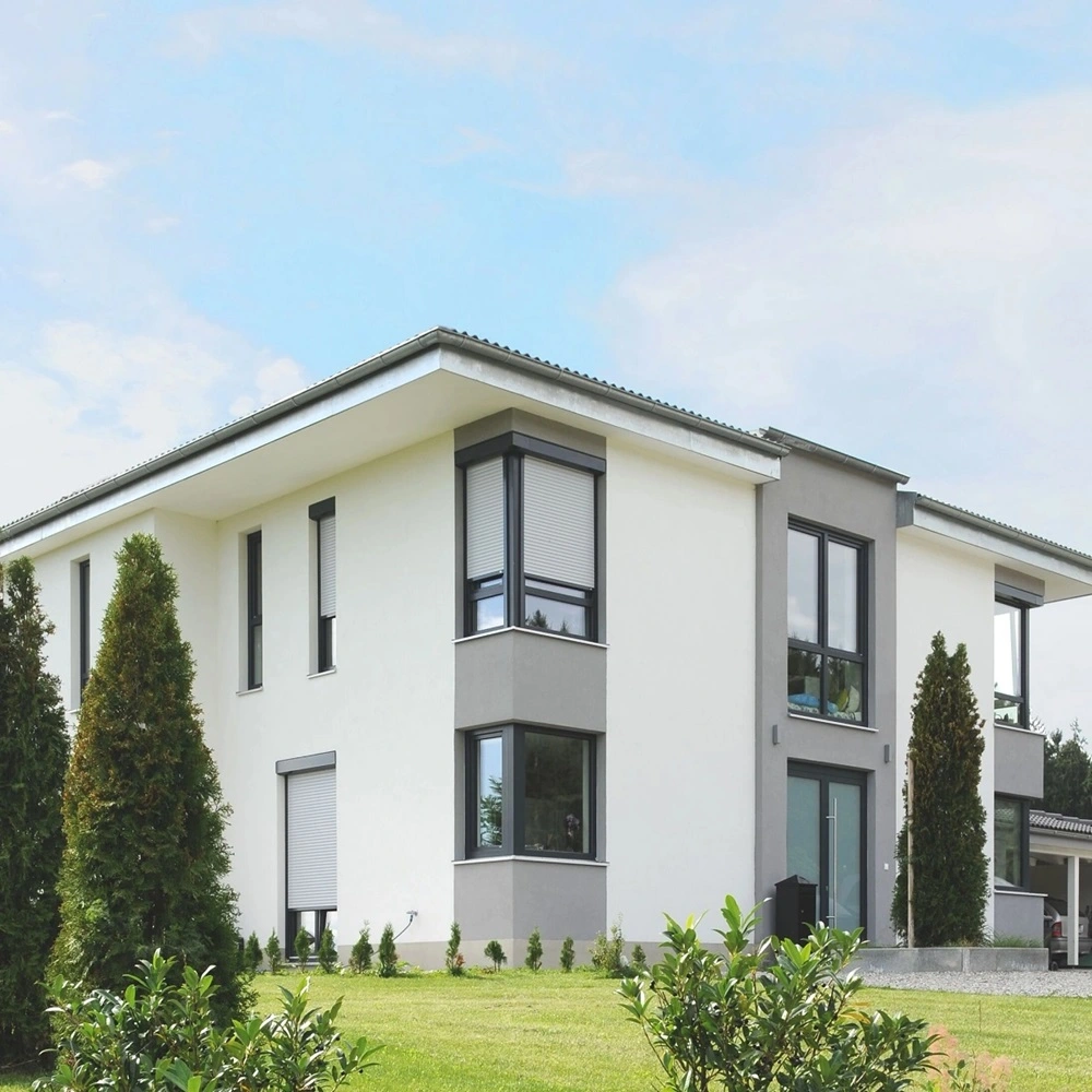 Rolluik op een witte woning met grijze accenten, gemonteerd voor ramen