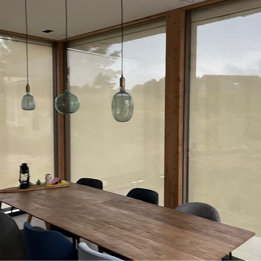 Roma zipscreen2 in woonkamer met houten accenten