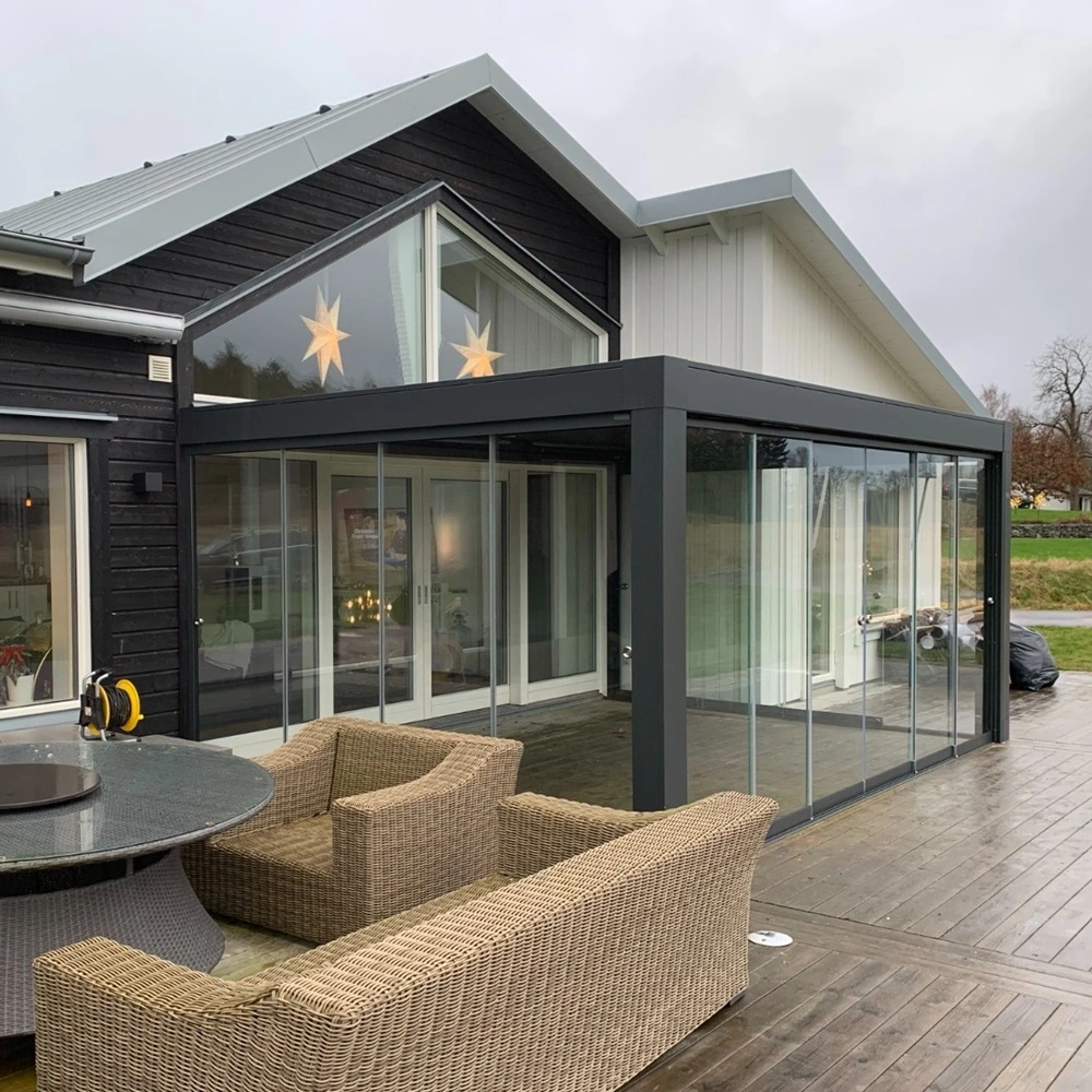 Seeglass Run glazenschuifwand bij terras van woning met houten meubels