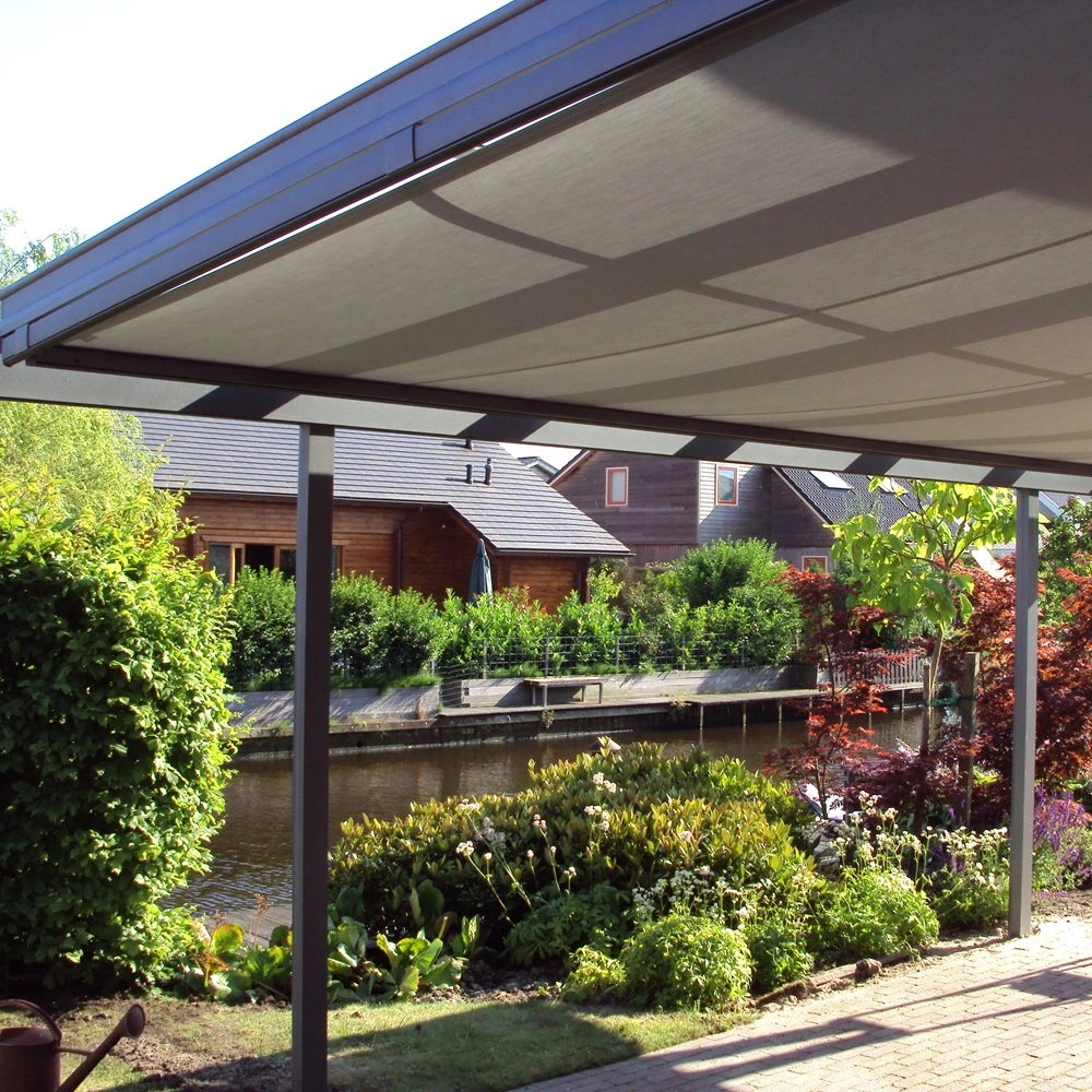 Serrezonwering Sottezza geplaatst onder een terrasoverkapping in tuin aan het water