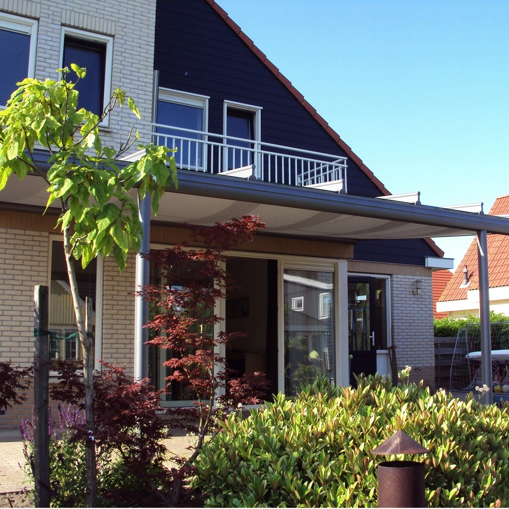 Serrezonwering Sottezza onder overkapping in tuin bij moderne vrijstaande woning