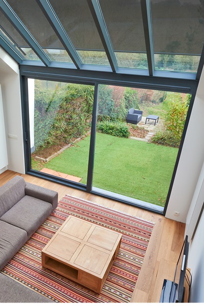 Serrezonwering VZ 800 ZIP boven woonkamer met glazen dak Serrezonwering VZ 800 ZIP boven woonkamer met glazen dak