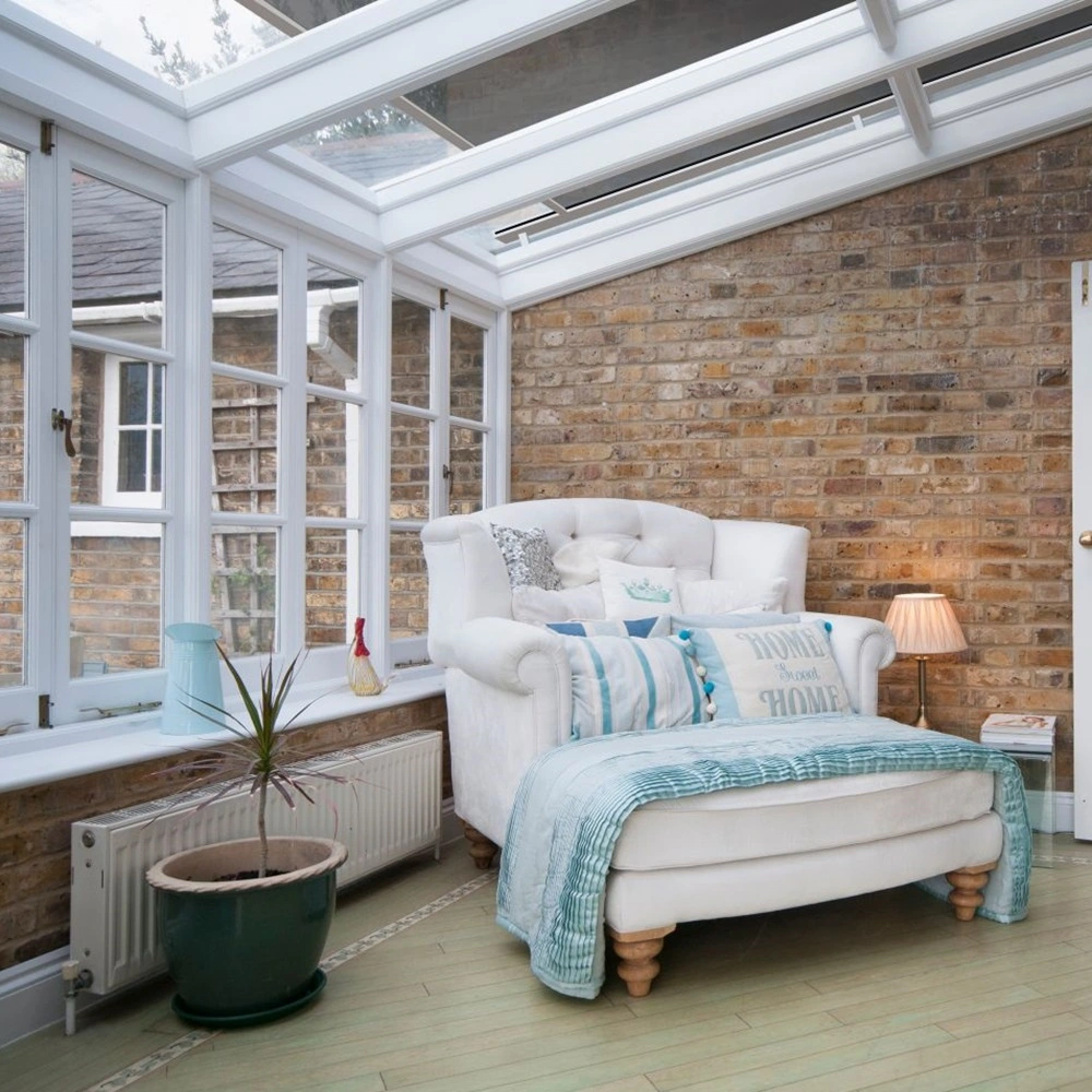 Serrezonwering VZ 800 bij glazen dak met witte frames en bakstenen muur