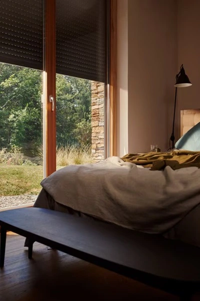 Slaapkamer met elektrische rolluiken voor optimale lichtregeling en privacy Slaapkamer met elektrische rolluiken voor optimale lichtregeling en privacy