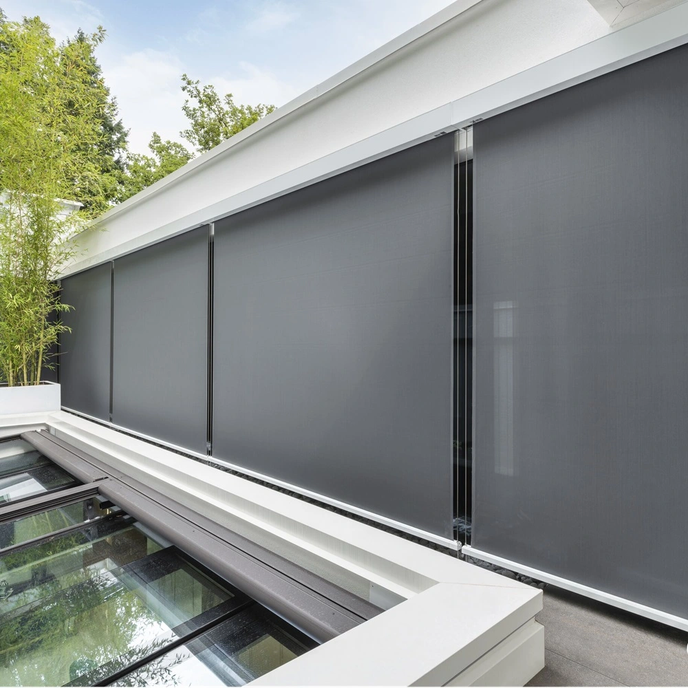 Solar Click Cable screens sluiten een veranda af met strak zonwerend doek
